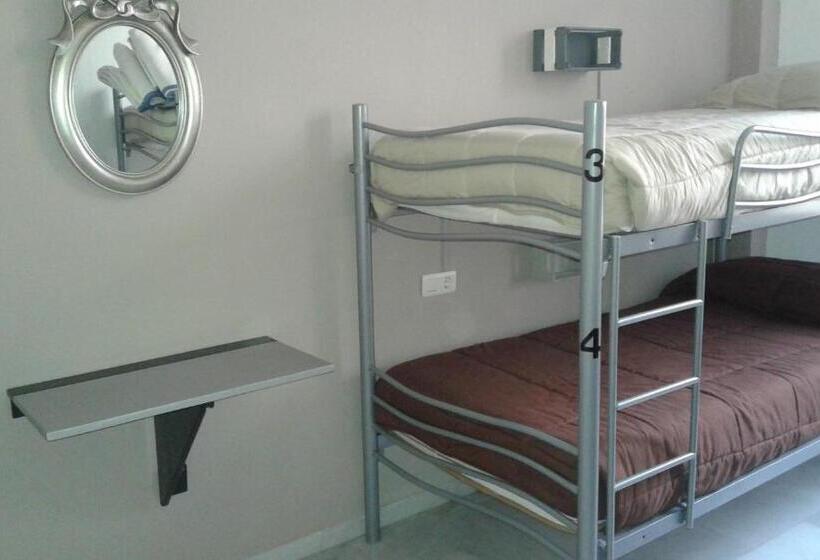 اتاق چهار تخته با دستشویی مشترک, Granada Old Town Hostel