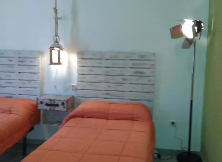 اتاق استاندارد یک تخته با سرویس بهداشتی مشترک, Granada Old Town Hostel