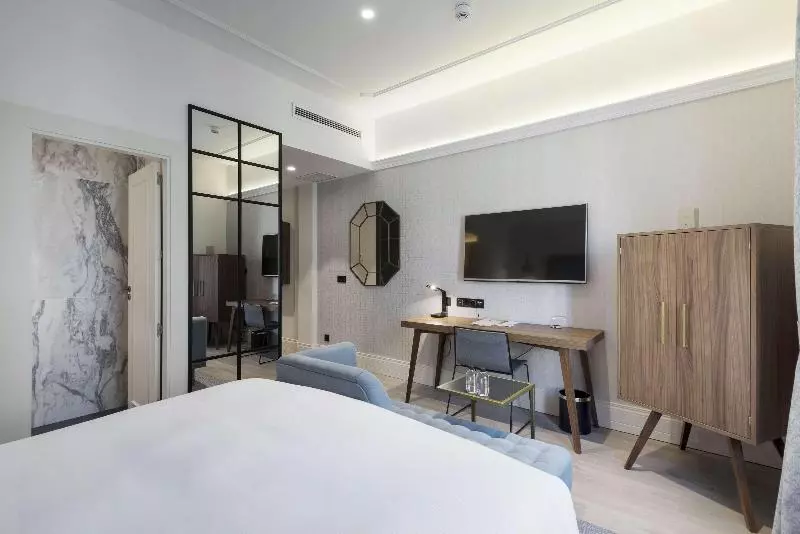 Deluxe Room King Size Bed