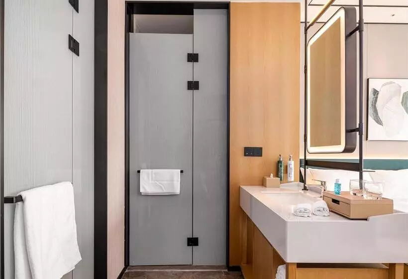 اتاق لوکس با تخت بزرگ, Doubletree By Hilton Madrid Prado