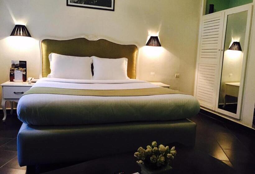 سوییت لوکس, Détente Hôtel