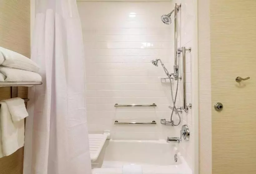 Standard Room King Bed Adapted for people with reduced mobility