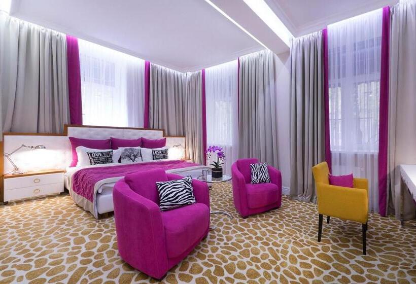 سوییت جونیور, Mirax Sapphire Boutique