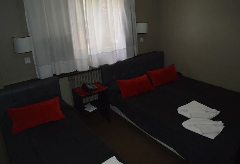 חדר סטנדרט לשלושה, Petit