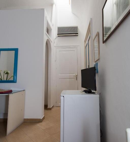 이코노미 트리플 룸, Poseidon