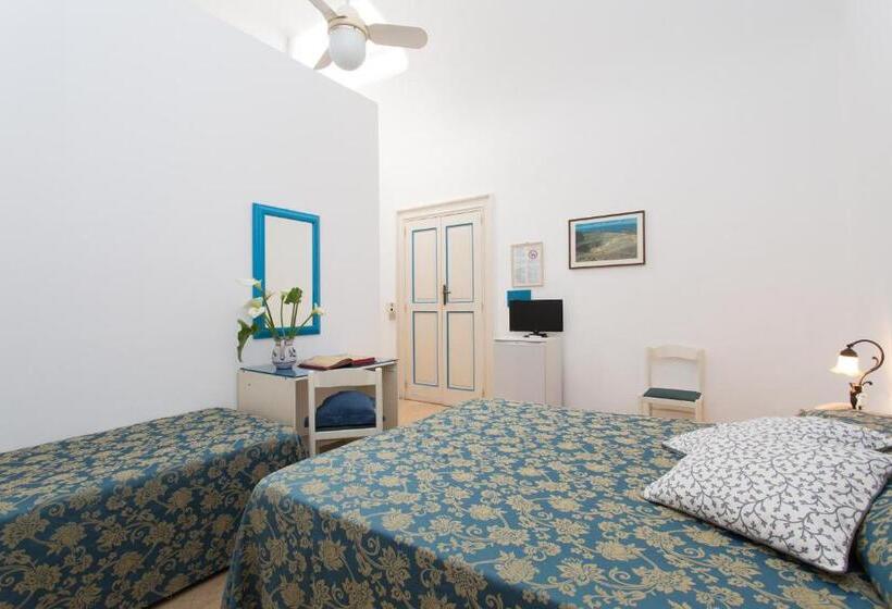 이코노미 트리플 룸, Poseidon