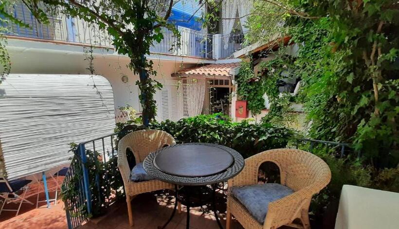 이코노미 룸, Poseidon