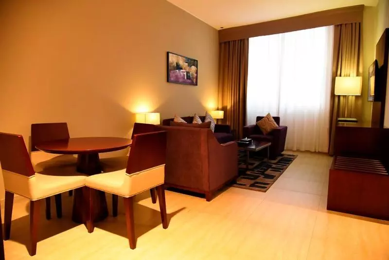 山の見えるジュニアスイート, V Hotel Fujairah