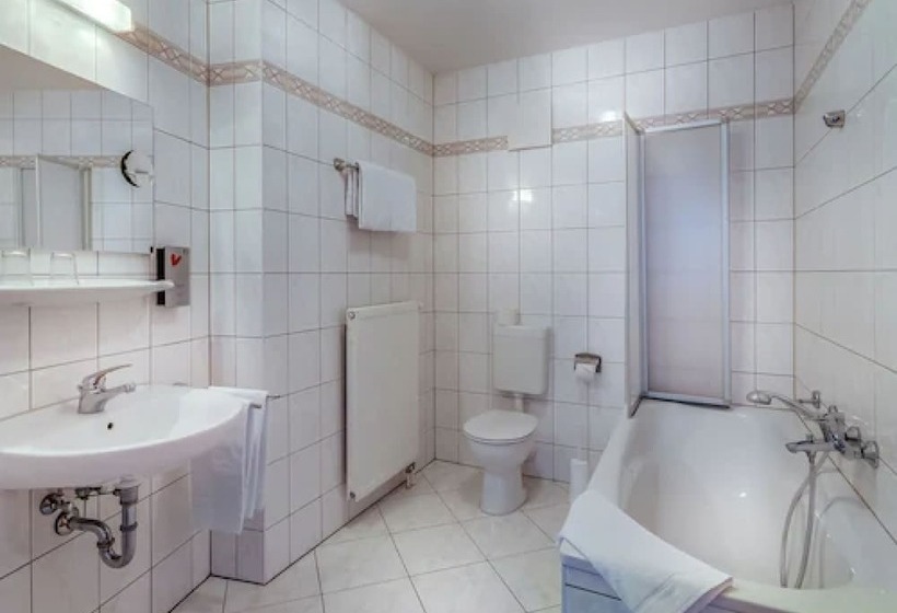 컴포트 룸, Zur Burg Gmbh