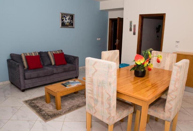 سوییت با چشم‌انداز دریا, Lt Apart