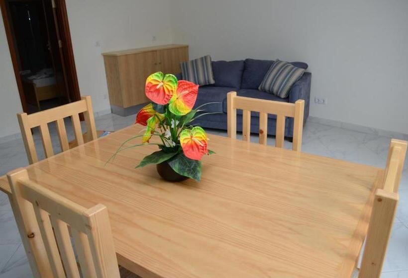 سوییت با چشم‌انداز دریا, Lt Apart