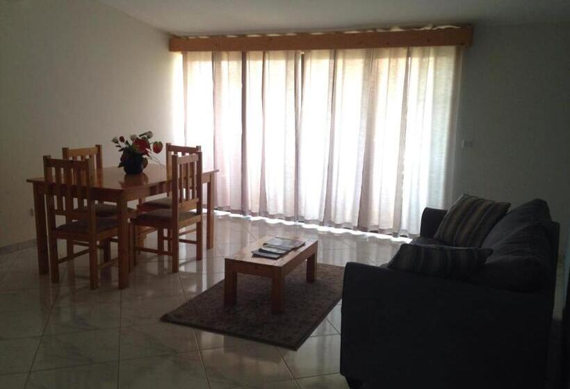 سوییت با چشم‌انداز دریا, Lt Apart