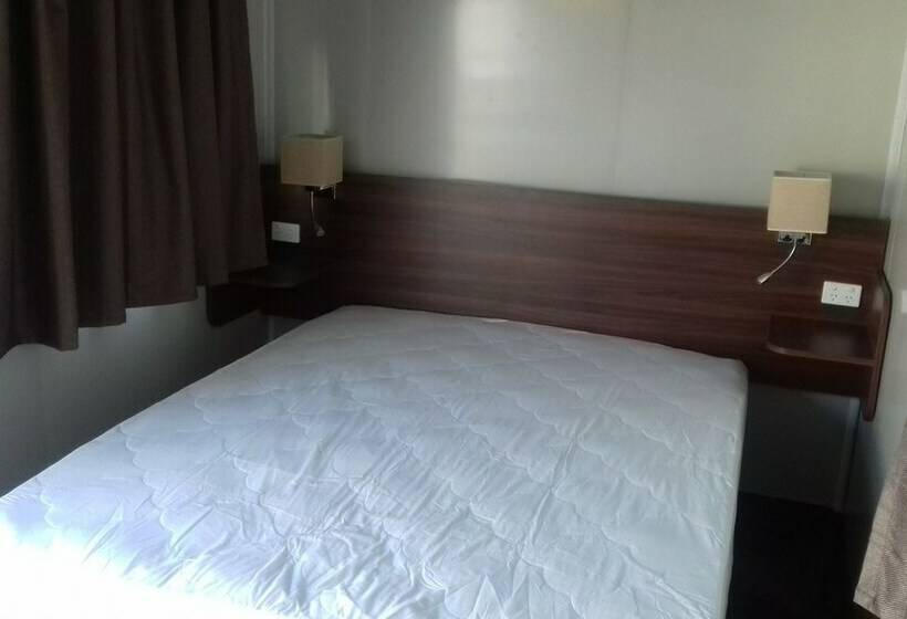 בקתה, Shooters Saloon Bar Hotel & Cabins