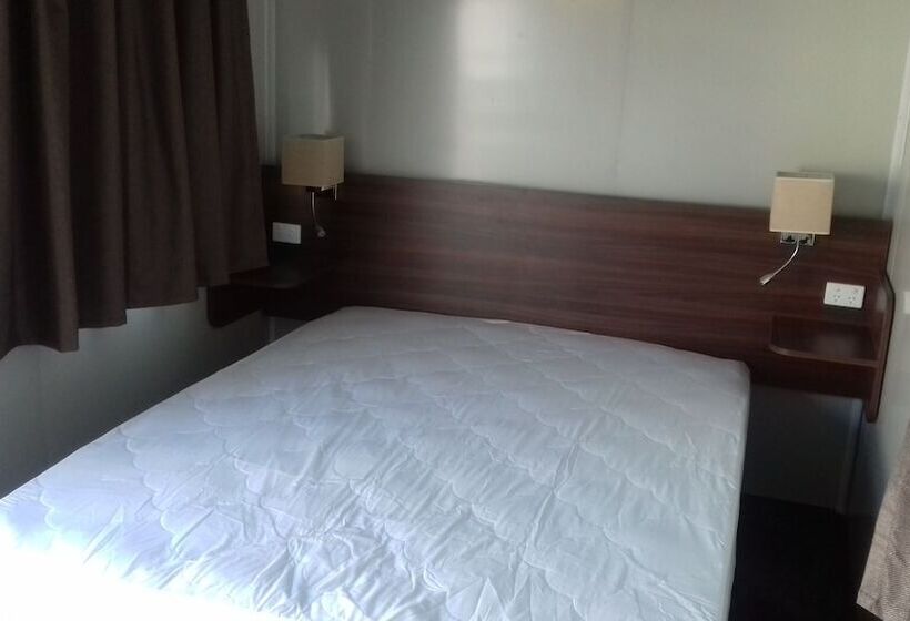 בקתה, Shooters Saloon Bar Hotel & Cabins