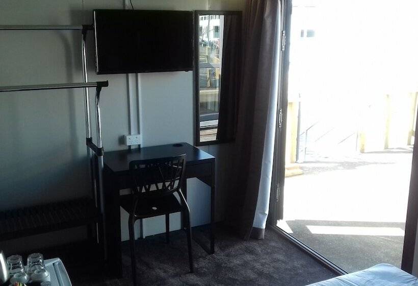 בקתה, Shooters Saloon Bar Hotel & Cabins