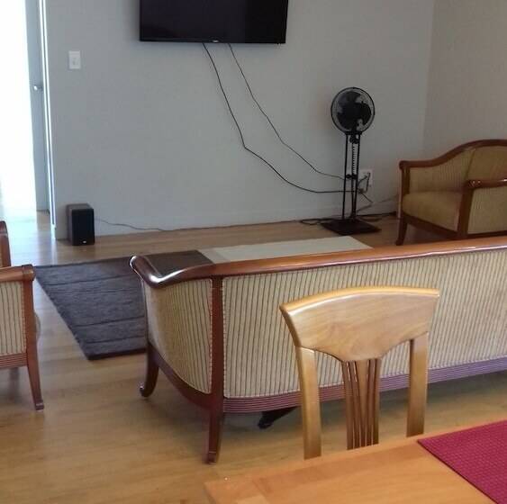 شقة غرفتين, Shooters Saloon Bar Hotel & Cabins
