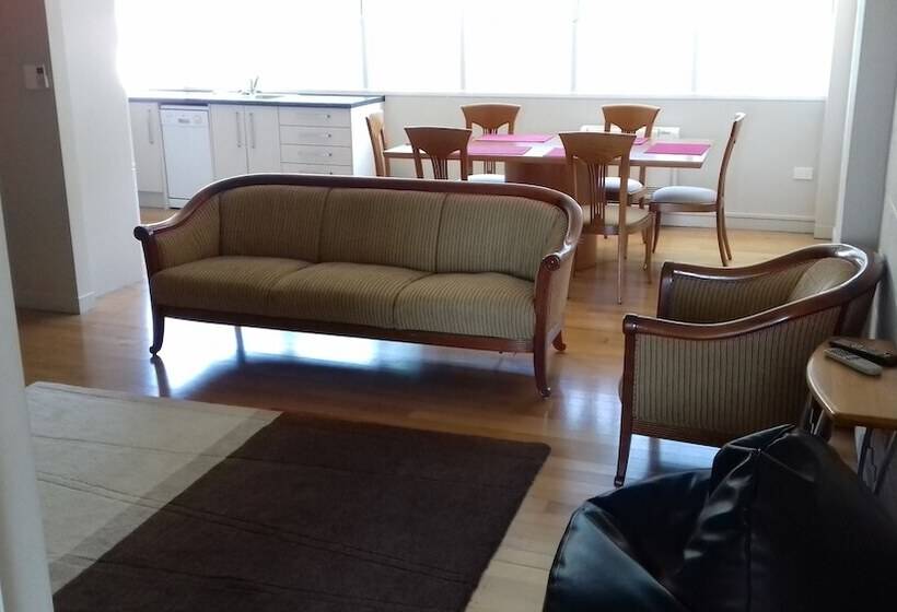 דירת שני חדרים, Shooters Saloon Bar Hotel & Cabins