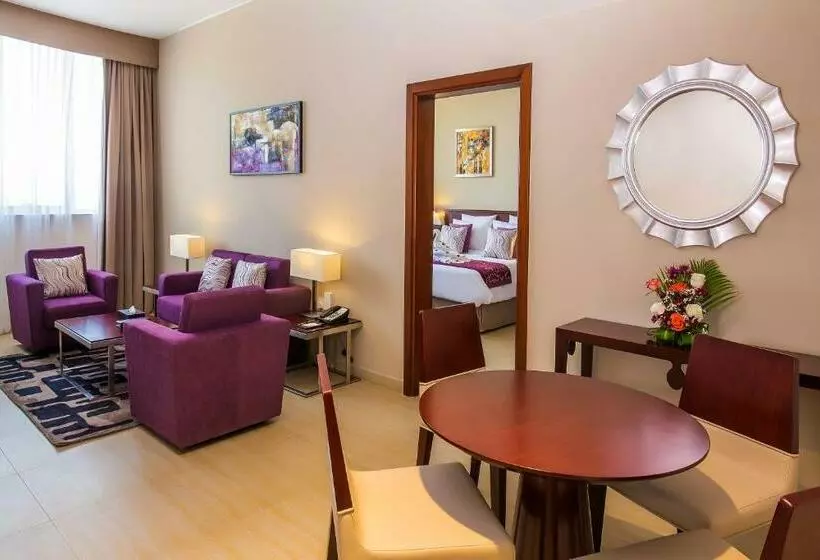 山の見えるジュニアスイート, V Hotel Fujairah