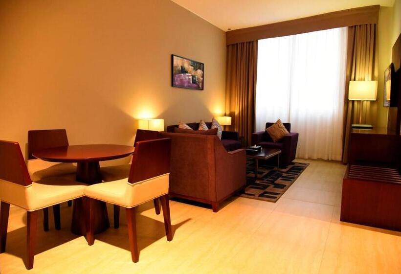 سوئیت جونیور با چشمانداز کوهستان, V Hotel Fujairah