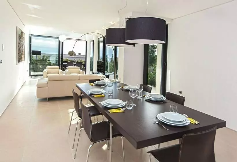サイドオーシャンビューの2ベッドルームアパート, Golden Rays Luxury Apartments