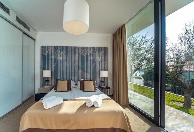 サイドオーシャンビューの２ベッドルームアパート, Golden Rays Luxury Apartments