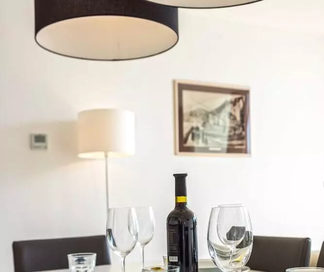 サイドオーシャンビューの2ベッドルームアパート, Golden Rays Luxury Apartments