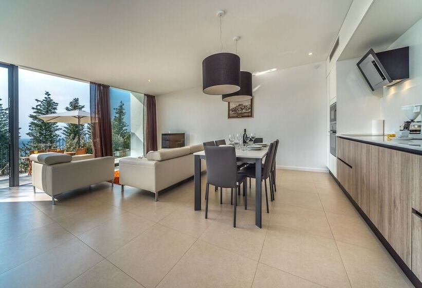 サイドオーシャンビューの２ベッドルームアパート, Golden Rays Luxury Apartments