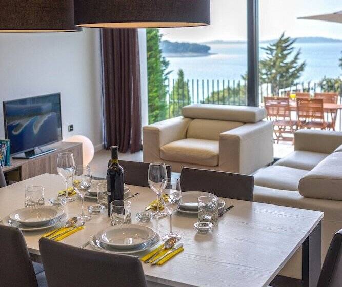 サイドオーシャンビューの２ベッドルームアパート, Golden Rays Luxury Apartments