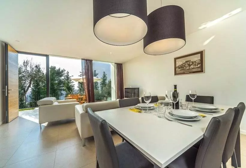 サイドオーシャンビューの2ベッドルームアパート, Golden Rays Luxury Apartments
