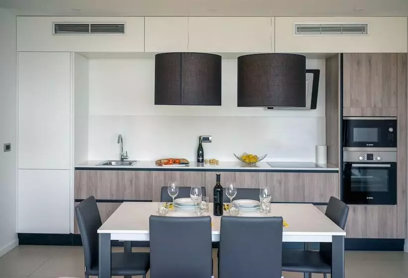 サイドオーシャンビューの2ベッドルームアパート, Golden Rays Luxury Apartments