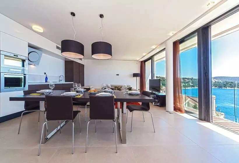 サイドオーシャンビューの2ベッドルームアパート, Golden Rays Luxury Apartments