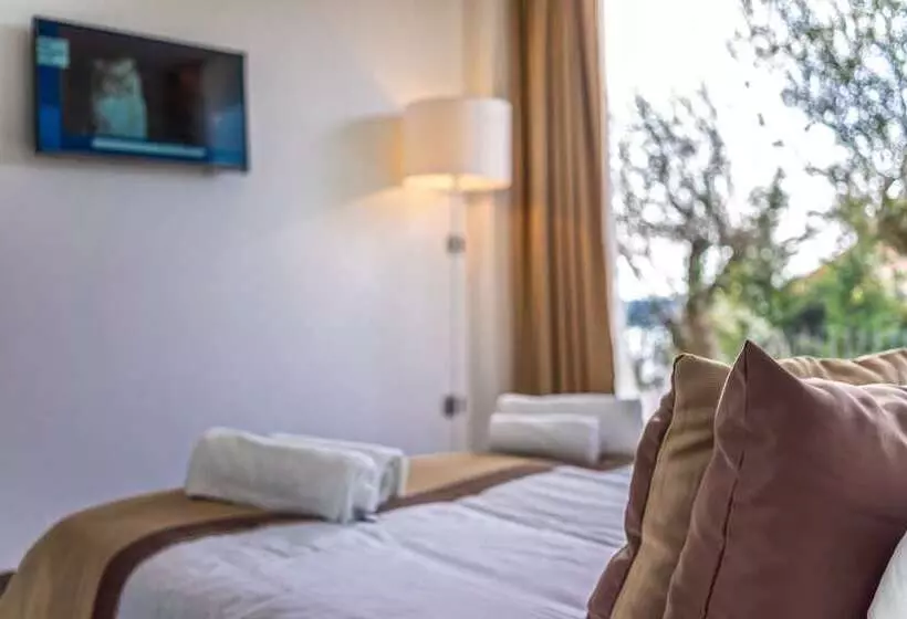サイドオーシャンビューの2ベッドルームアパート, Golden Rays Luxury Apartments