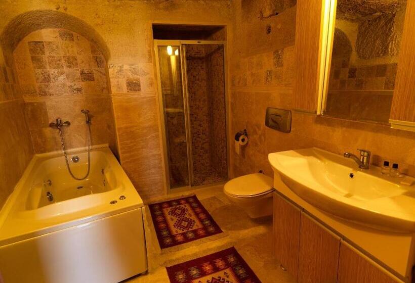 جناح ديلوكس, Arif Cave