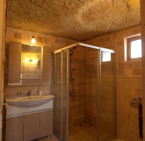 غرفة قياسية ذات إطلالة, Arif Cave