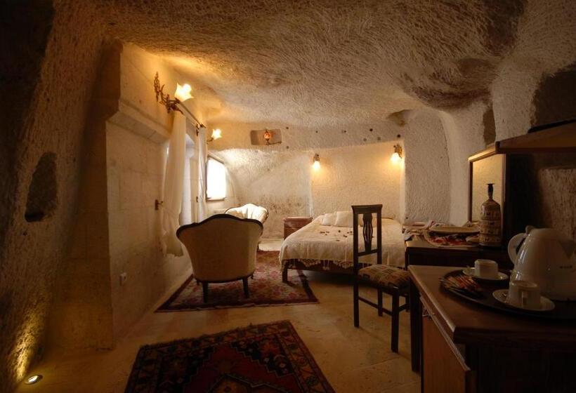 غرفة قياسية مطلة على المدينة, Arif Cave