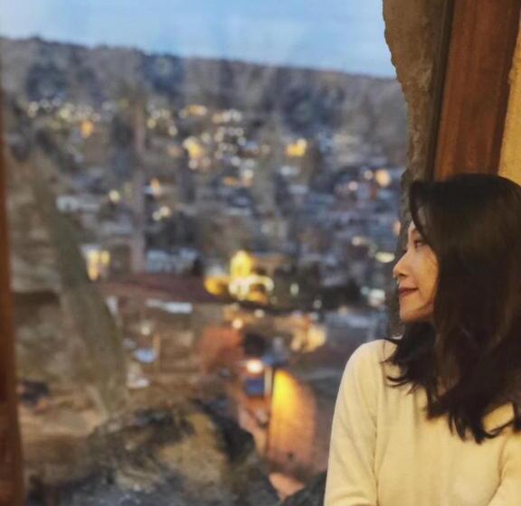 غرفة قياسية مطلة على المدينة, Arif Cave