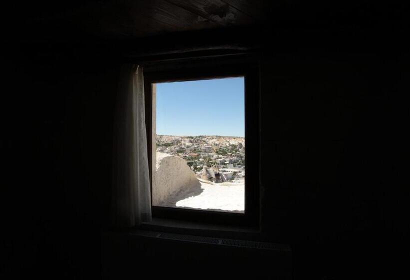 غرفة ديلوكس, Arif Cave