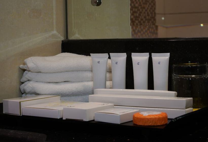 Студия Стандарт Двуспальная Кровать, Golden Tulip Downtown Abu Dhabi