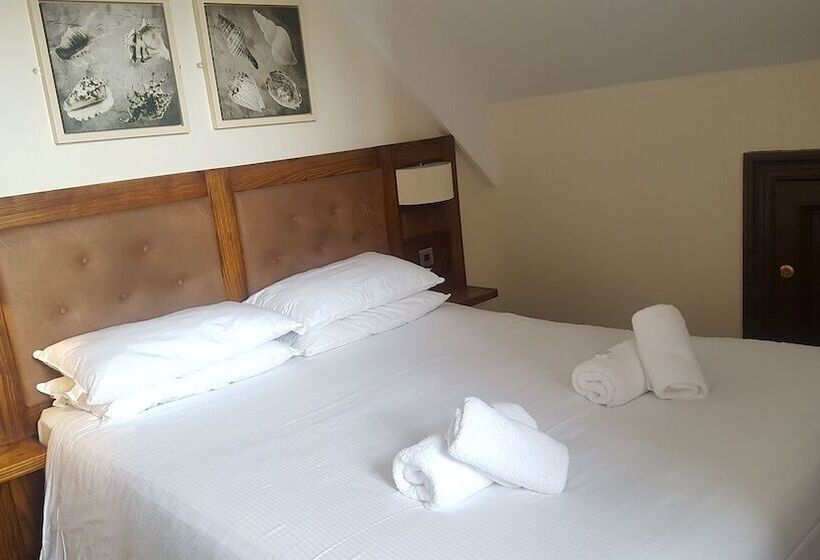 Quarto Estandar, The Dolphin