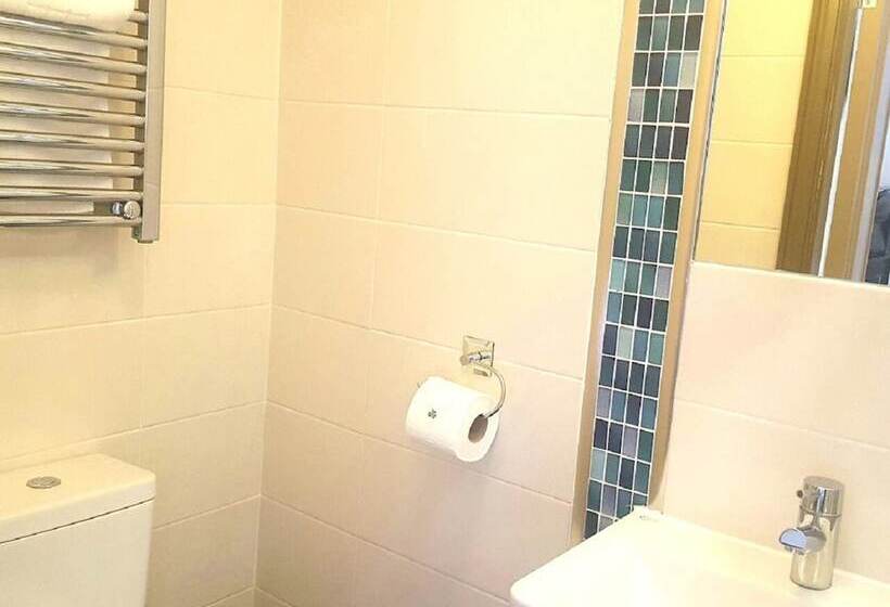 标准间, The Dolphin