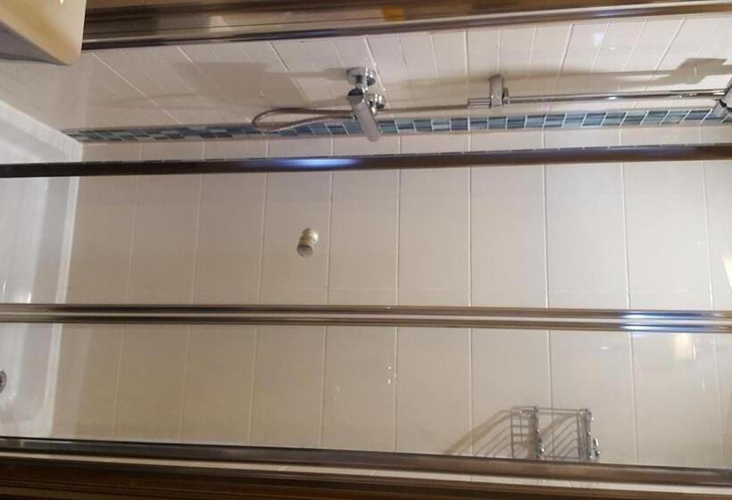 标准间, The Dolphin