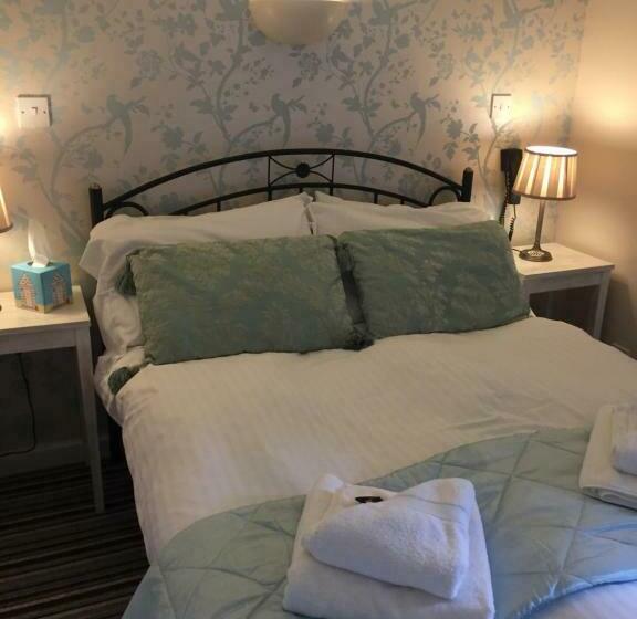 ベーシックルーム, The Hand At Llanarmon