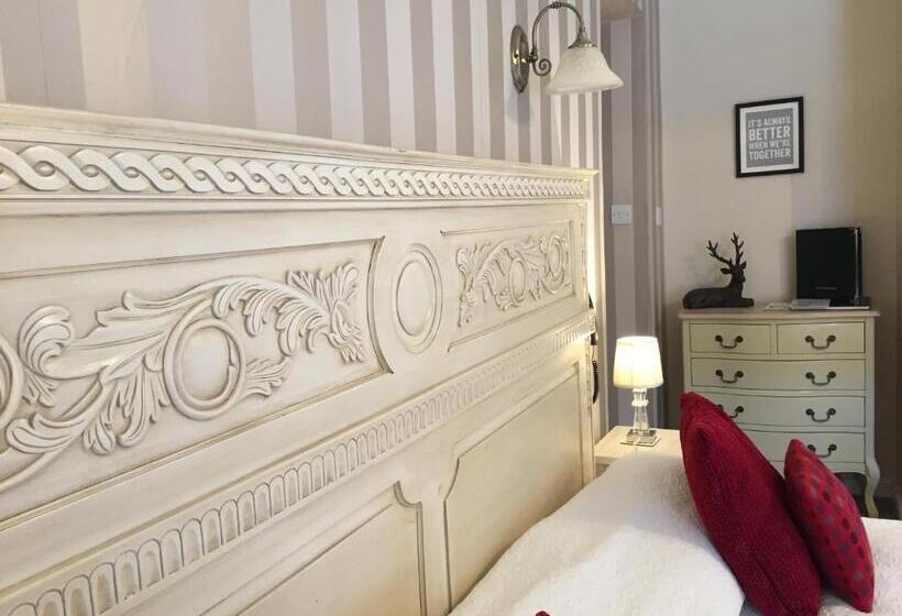 スーペリアールーム, The Hand At Llanarmon