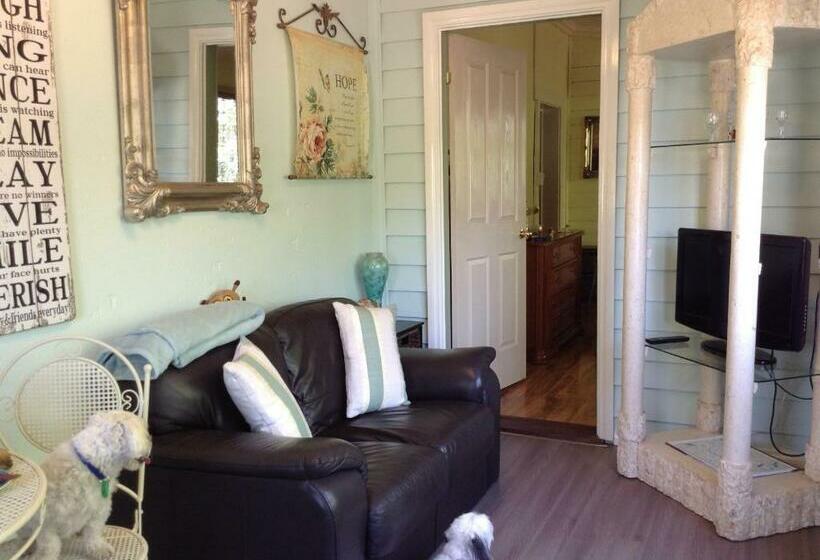 סוויטה, Must Love Dogs B&b & Self Contained Cottage