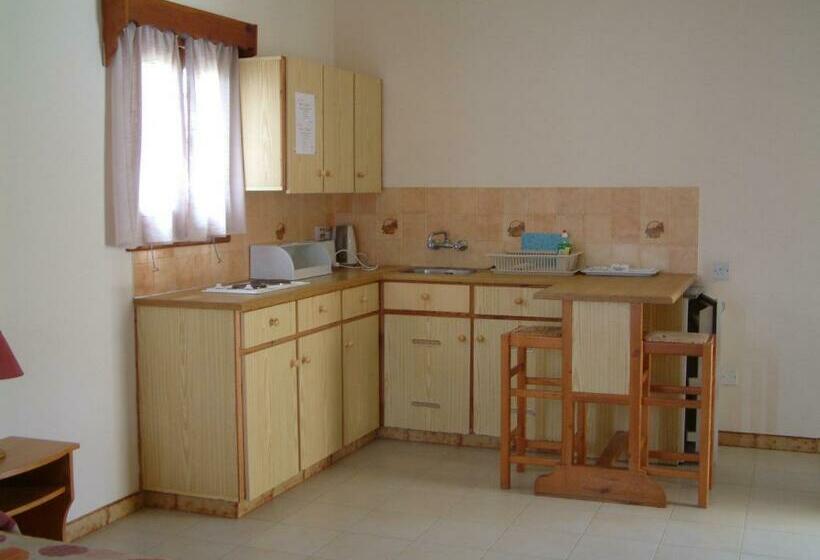 استودیوی استاندارد, Pelekanos Apartments