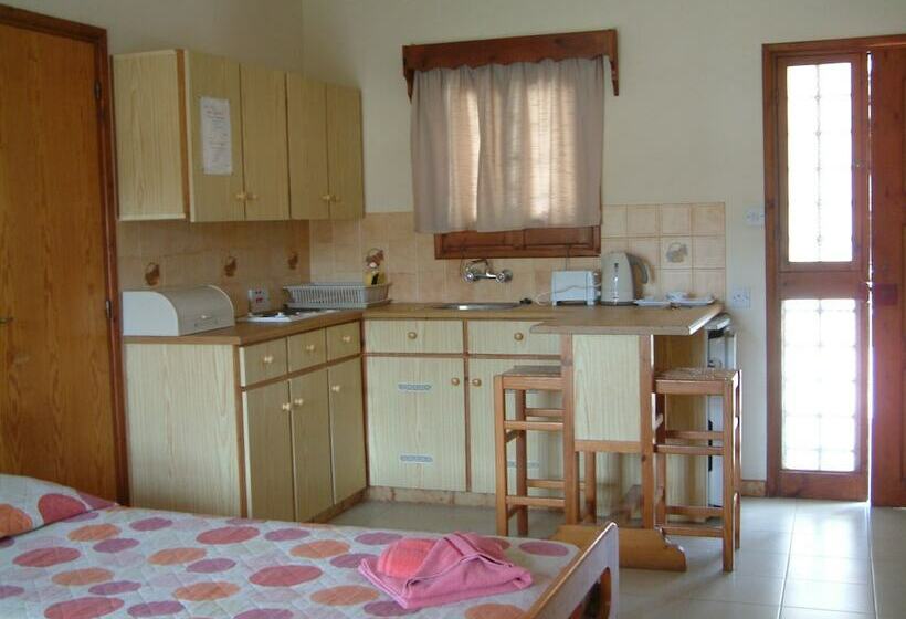 استودیوی استاندارد, Pelekanos Apartments