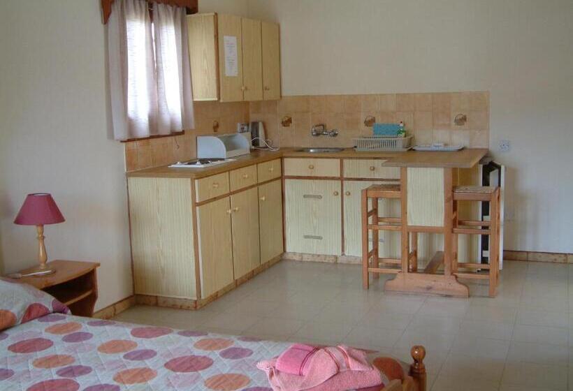 استودیوی استاندارد, Pelekanos Apartments