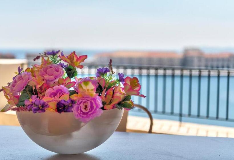 Triple Room Sea View, Boutique Florence