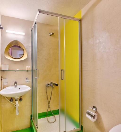 اتاق استاندارد چهار تخته با چشم‌انداز دریا, Boutique Florence