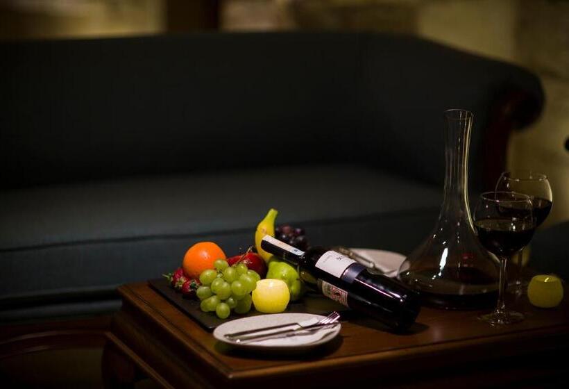 سوئیت با تخت بزرگ, Imperial Cave Suites & Spa